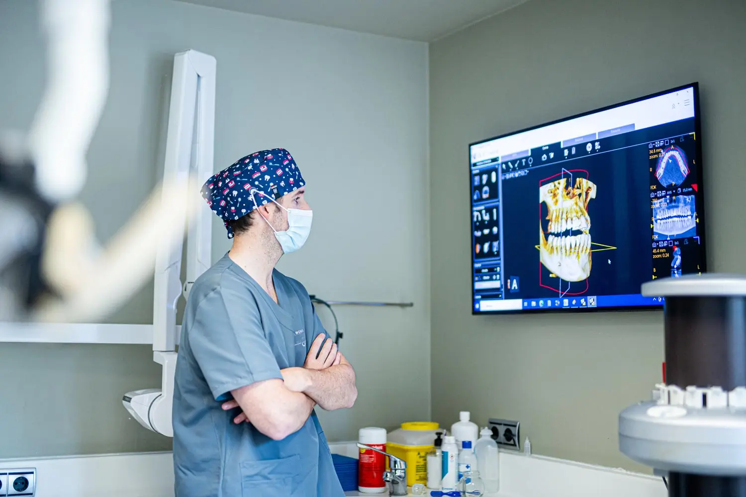 El Dr Pablo Montes planteando Cirugía Maxilofacial